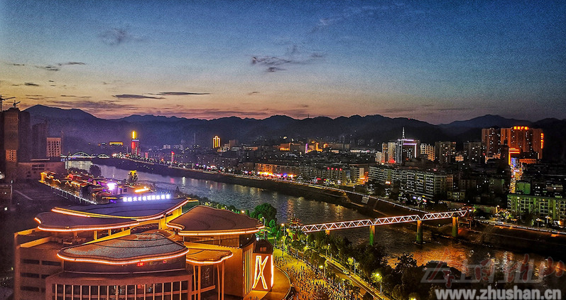 华灯初上 小城夜景流光溢彩美如画