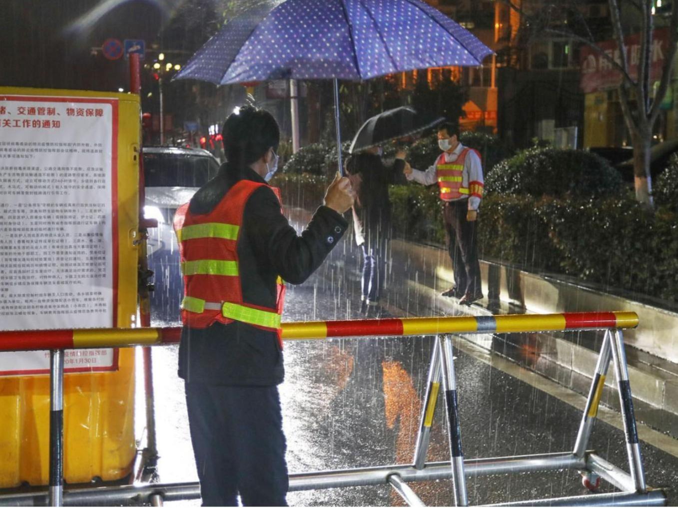 致敬！雨夜中坚守的身影！