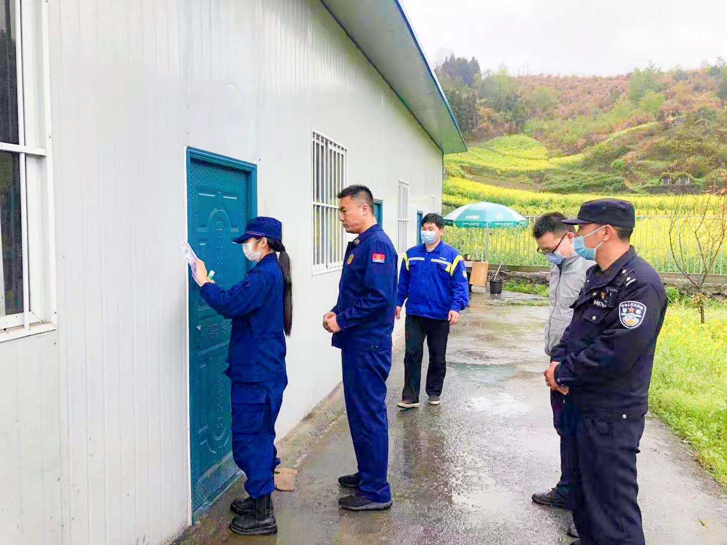 隐患“零容忍”！竹山消防依法查封一加油站违规建筑