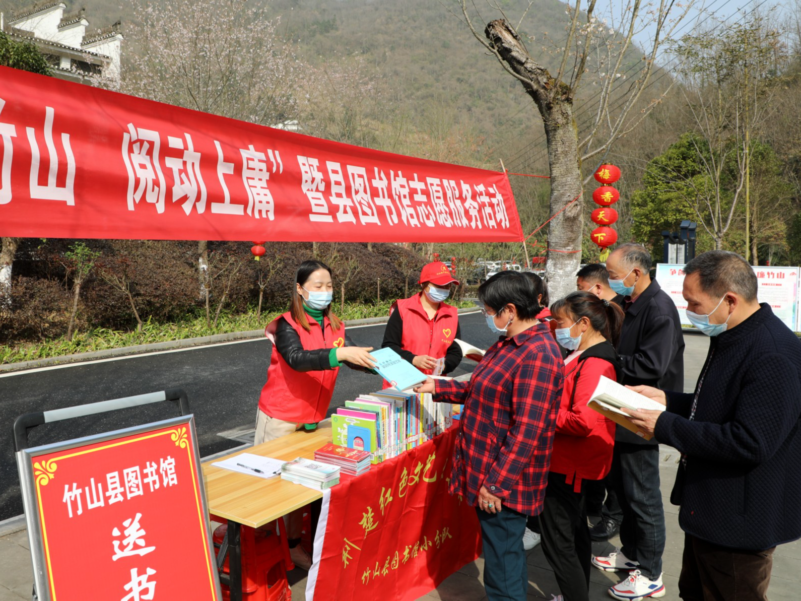 竹山图书馆文化志愿服务进景区