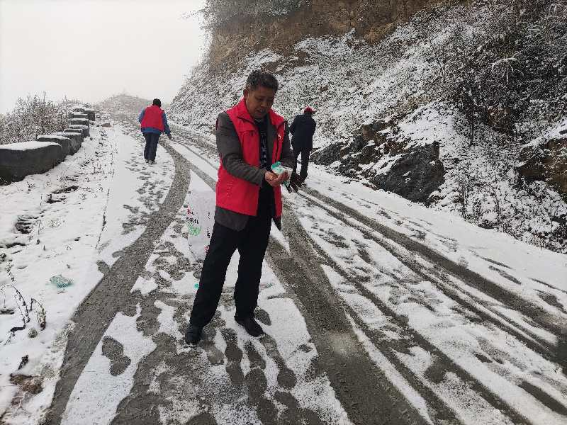 麻家渡镇  “志愿红”扫雪除冰温暖乡村