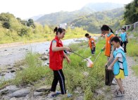 二道坊村“娃娃护水队”在行动