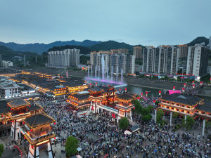 桃花源街区人气火爆，竹山旅游迎来热潮